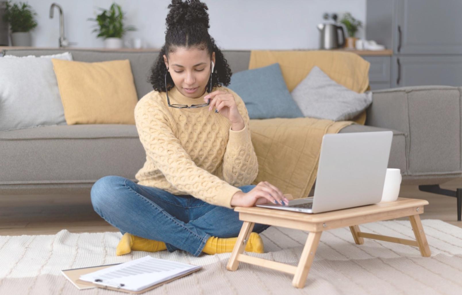Professionelle Beratungssituation mit Laptop und Dokumenten auf einem modernen Schreibtisch